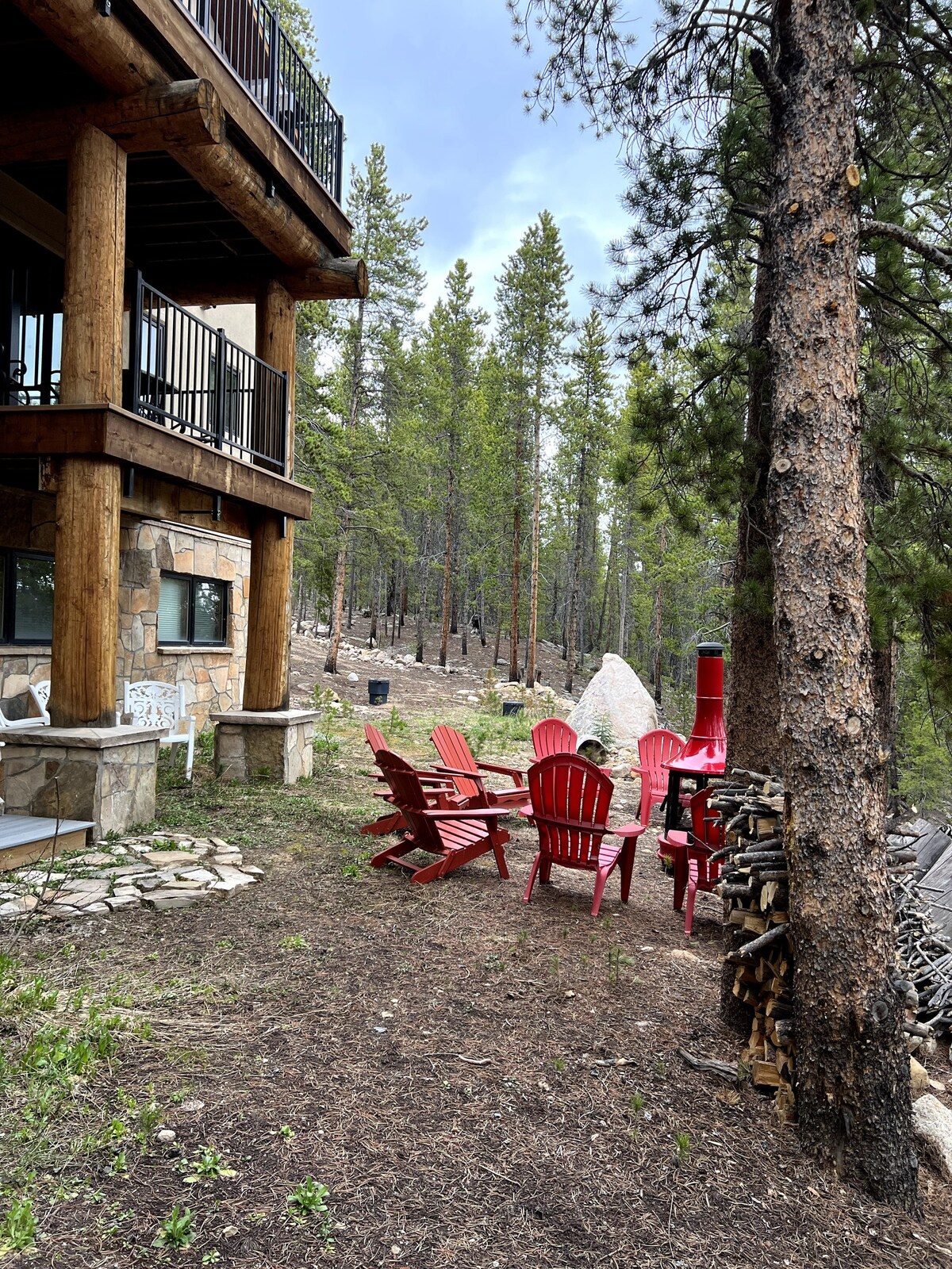 Sugarloaf Mountain Lodge among the pines