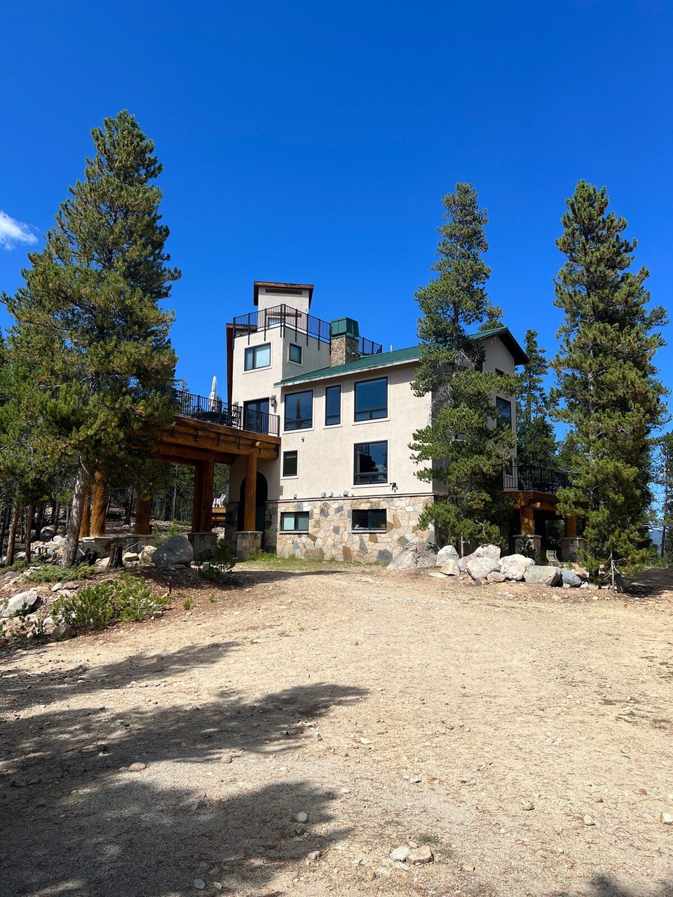 Sugarloaf Mountain Lodge, four stories on the ranch