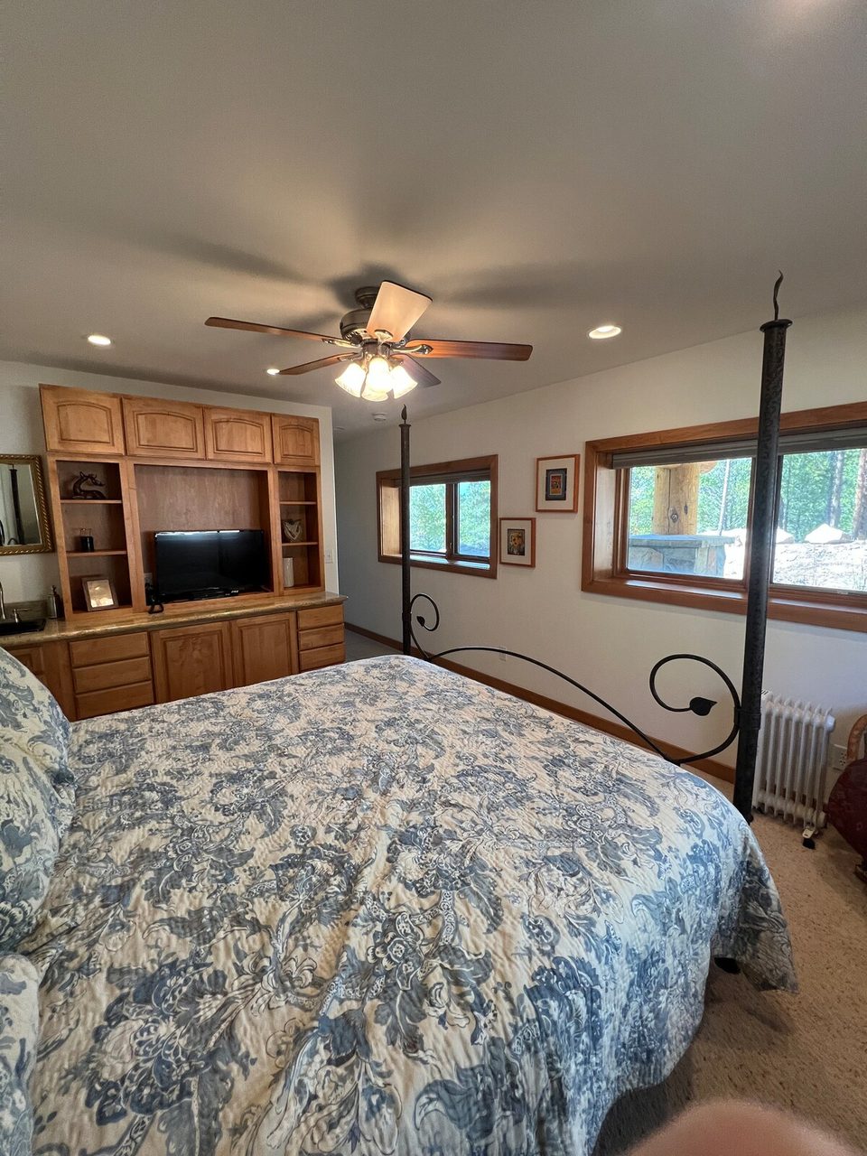 A four-poster bedroom